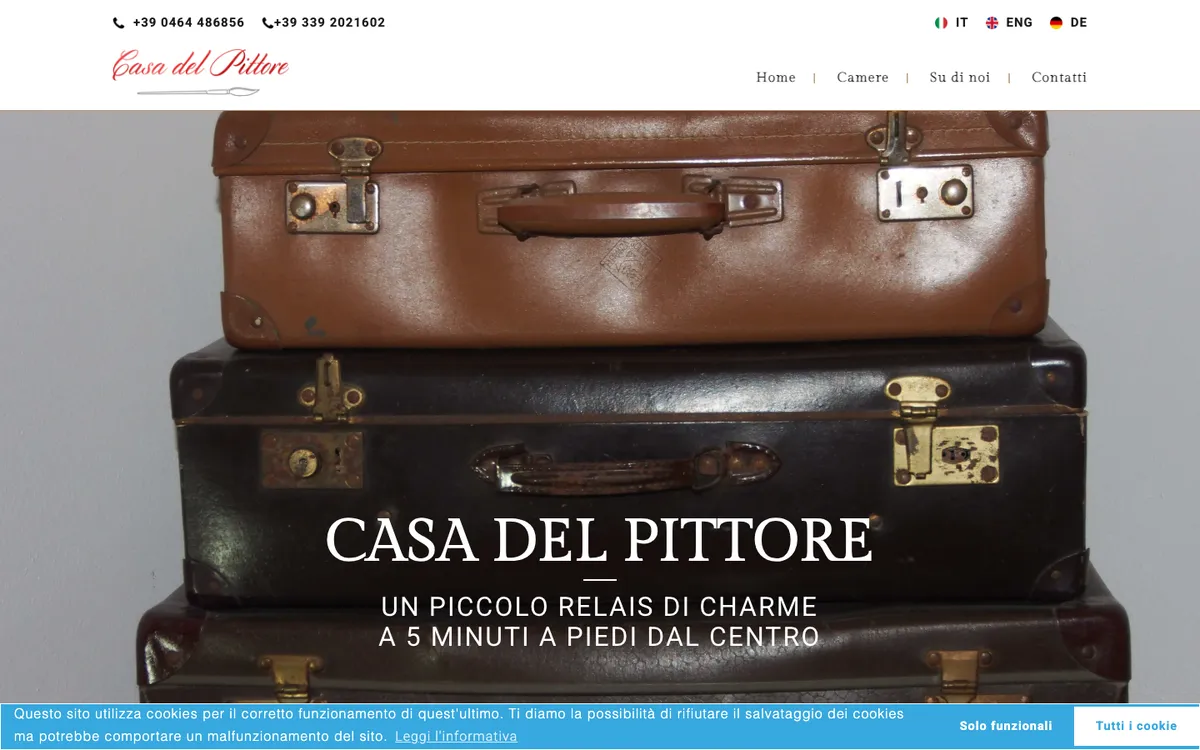 La home del vecchio sito WordPress di Casa del Pittore, con lo slider e il banner dei cookie